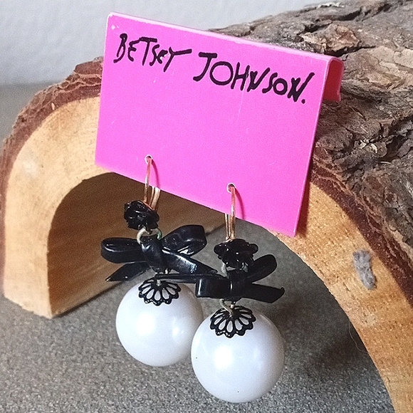 New Vintage! BETSEY JOHNSON First Date Black Rose & Pearl Leverback Earrings. - Picture 1 of 7